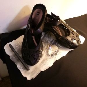 Women's White Mountain black slip on clogged sandals size 7